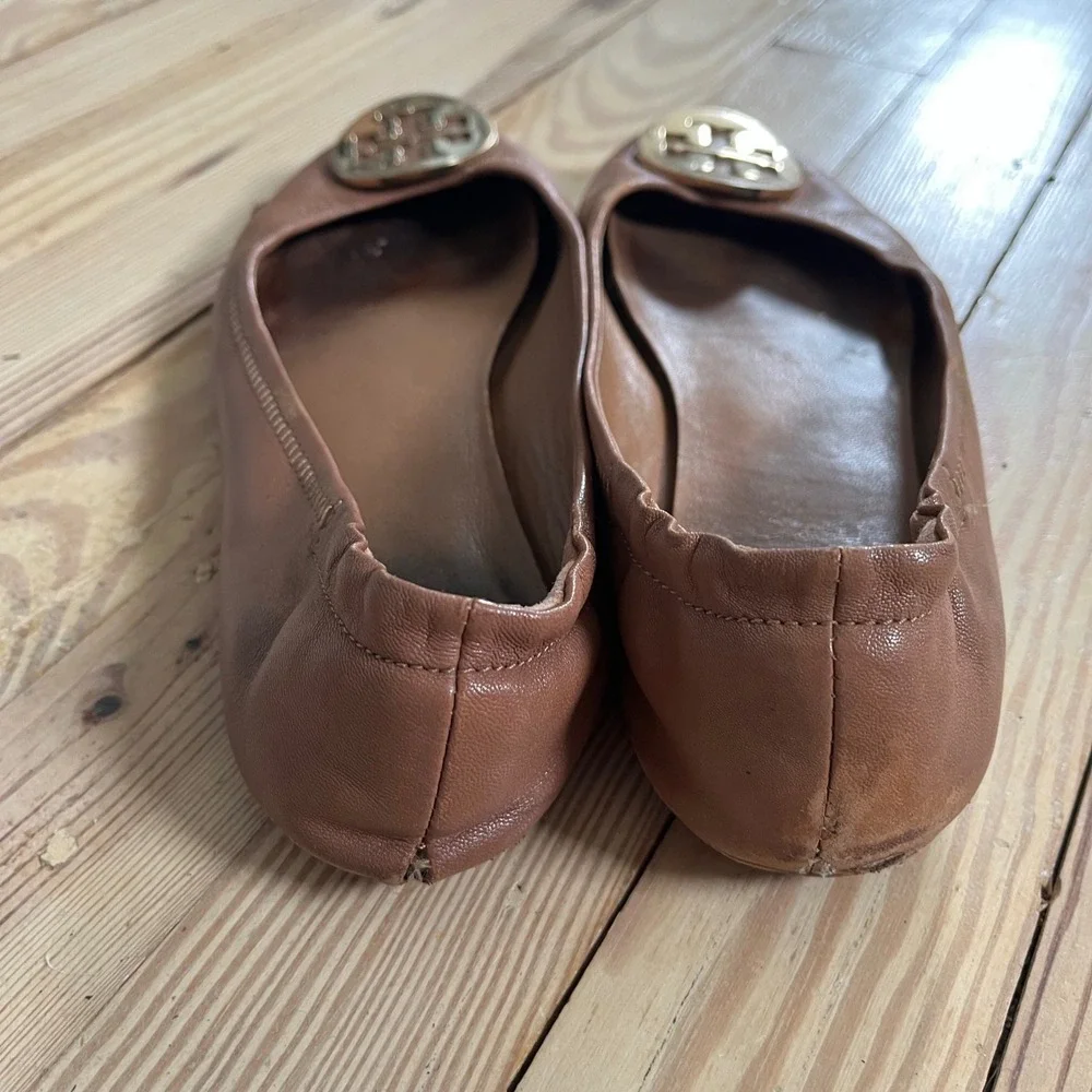 Tory Burch Reva Tan Leather Ballet Flats Gold Logo Medallion Round Toe Shoes - Picture 4 of 11